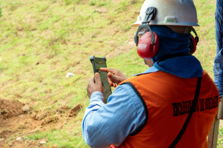 Imagem de trabalhador no campo checando dados no Geolabor
