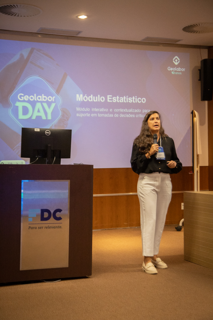 Bianca Lacerda em apresentação sobre o módulo estatístico em conexão com dados geotécnicos