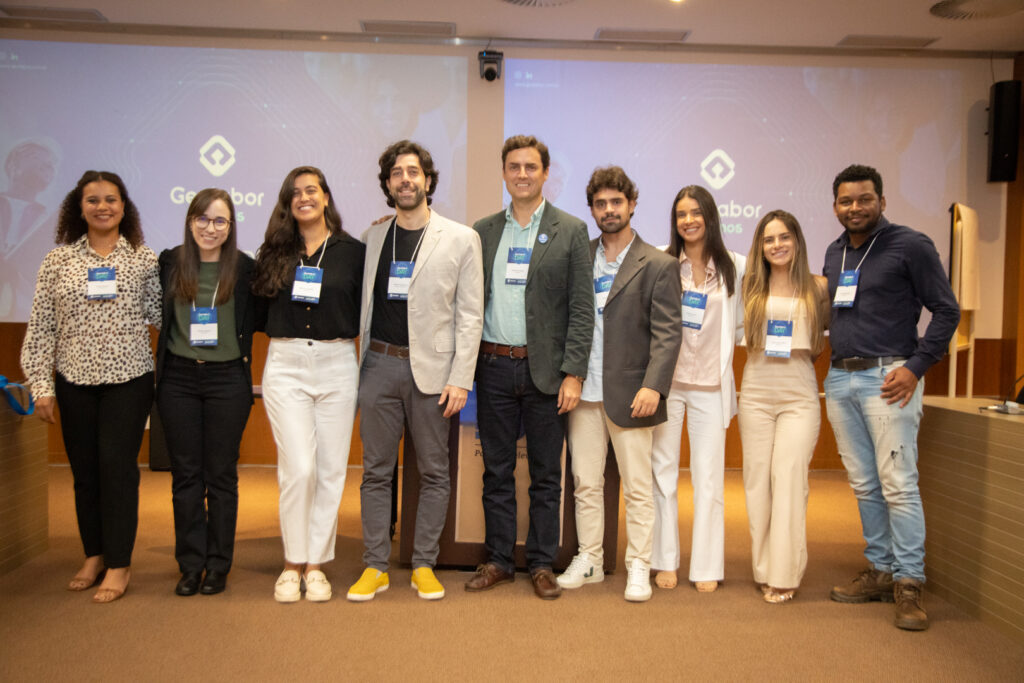 A equipe da Simplelab reunida no evento Geolabor Day, que foi realizado no auditório da Fundação Getúlio Vargas