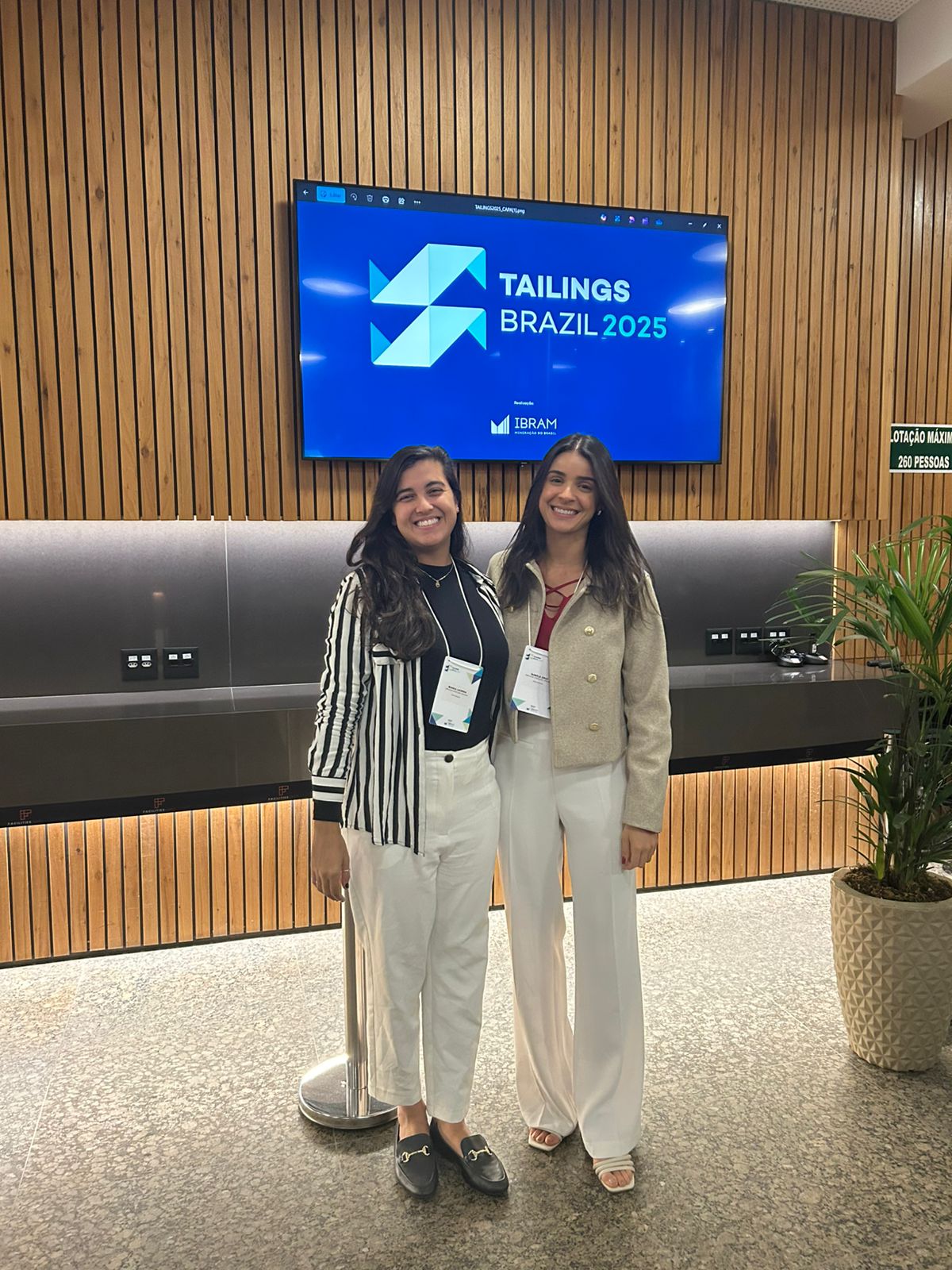 Isabela Cruz, gerente de Produto do Geolabor, com Bianca Lacerda, P&D do Geolabor no Tailings Brazil